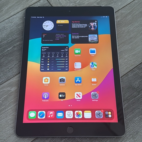 Apple IPad 6th generation 32GB IOS 17.7.5 grey and black - Picture 1 of 4